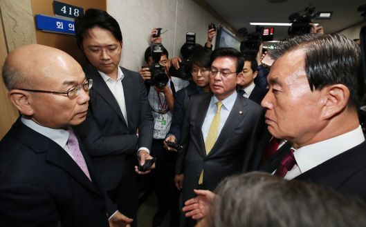 與 "국감 중단 한국당, 국민에 대한 예의 지켜라" 반발