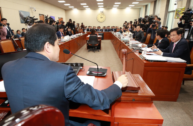 한국당, 방통위 방문진 이사 선임 반발..국감 잇따라 파행