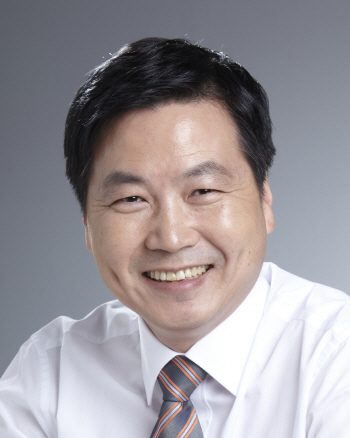 ‘가시밭길’ 인사청문회 앞둔 홍종학… “중기부 장관되면 불합리 규제 전면 재검토”