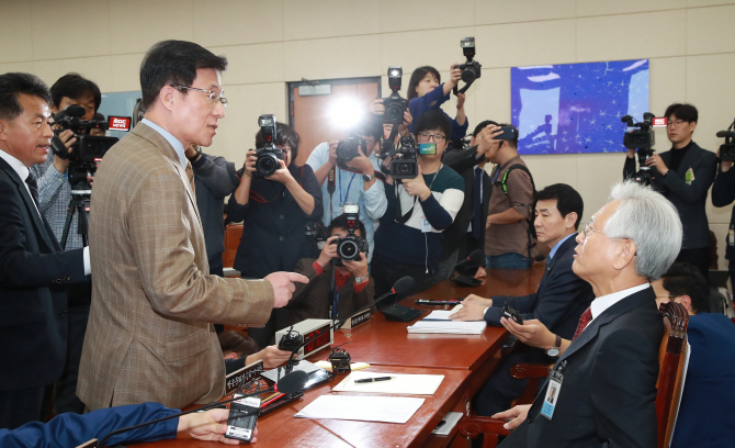 고영주, 한국당 의총 참석..與 “국감 증인이 어떻게” 질책