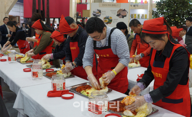 [포토] 코엑스푸드위크 - 김치만들기체험