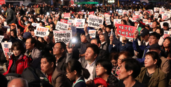 '함께한 모든 날이 좋았다"…광화문 광장 채운 촛불의 추억