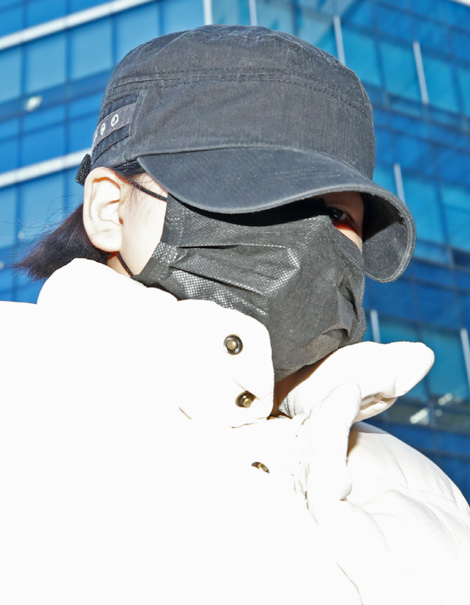 [포토] '어금니 아빠' 이영학 딸, 취재진 질문에 '묵묵부답'