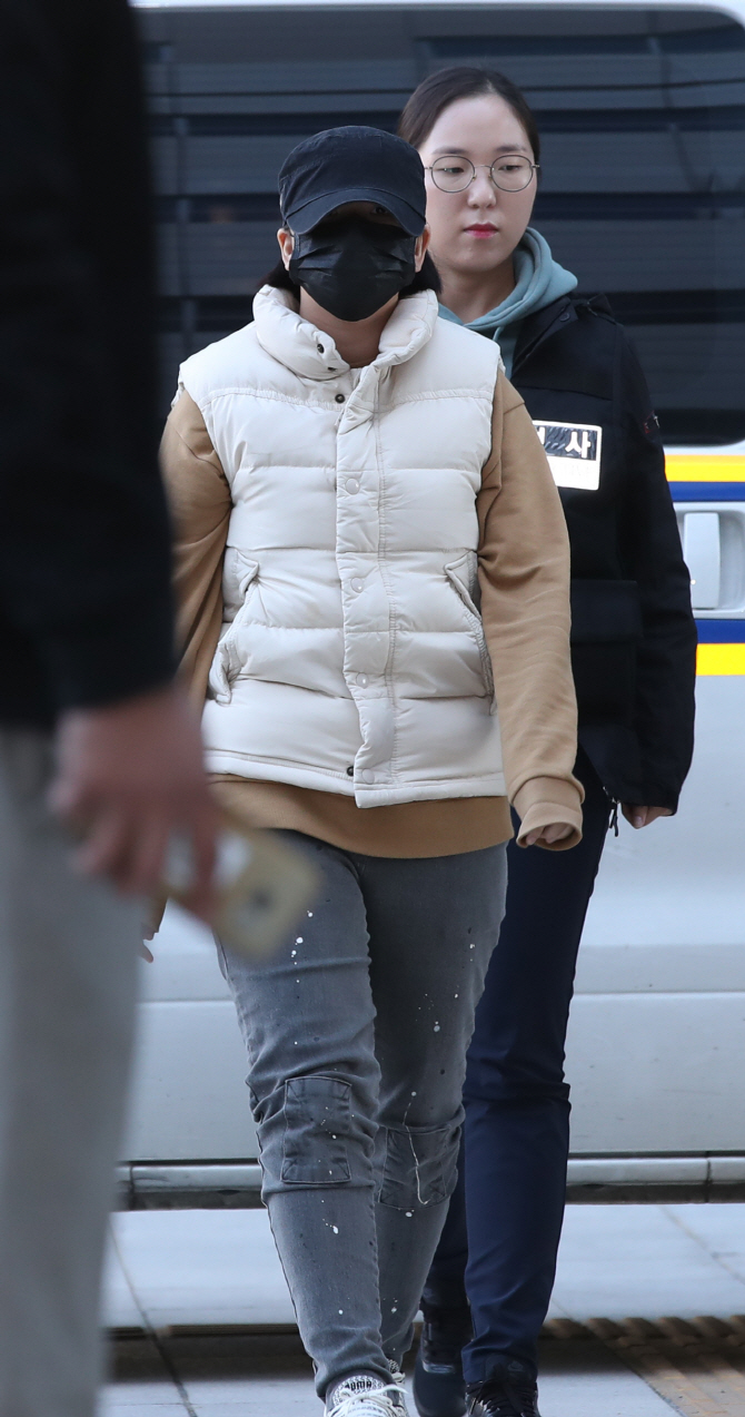 [포토] 영장실질심사 출석하는 '어금니 아빠' 이영학 딸