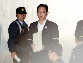 영재센터 지원 "공익성 충분" VS "절차·규모 적절치 않아"