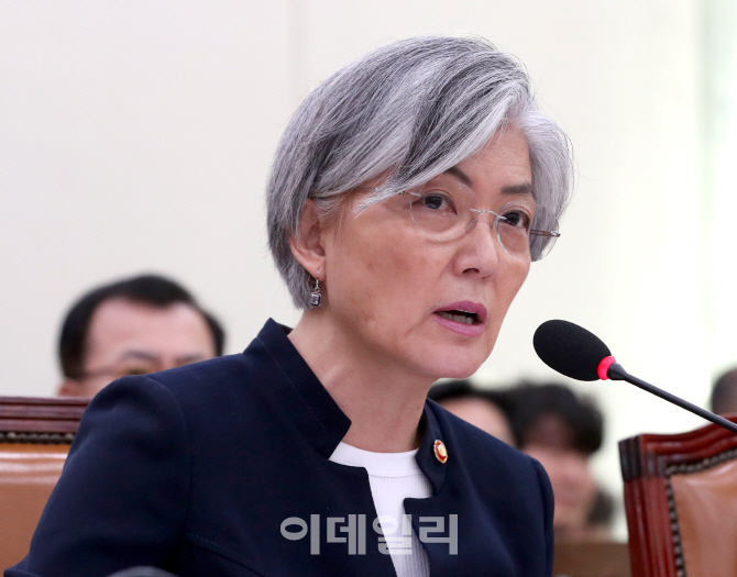 [포토]강경화 외교부 장관, "비핵화 원칙 철저, 전술핵 재배치 검토 안해"