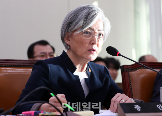[포토]강경화, "북핵 규탄 UN 결의안 기권..美와 협의하며 결정"