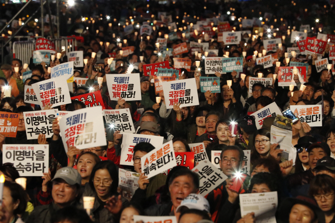 촛불집회 1주년, 다시 타오른 광장의 민심