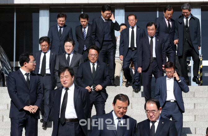 상복 입은 한국당 의원들…"막가파식 여당에 대한 항의"