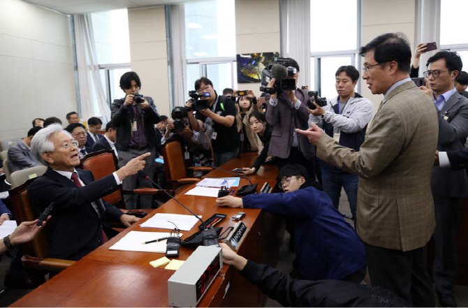 국감 복귀한 자유한국당, 고영주 vs  신경민 설전 사과 요구..신경민 “결례 아니다”