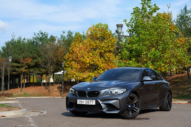 BMW M2 쿠페 시승기 - 과장되지 않아 깔끔한 M