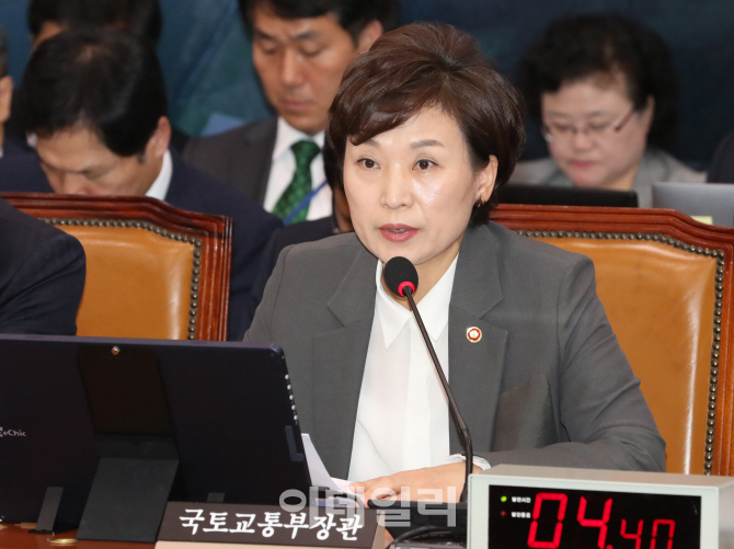 김현미 장관 "임대주택 사업자 등록 의무화, 부처간 조율할 것"