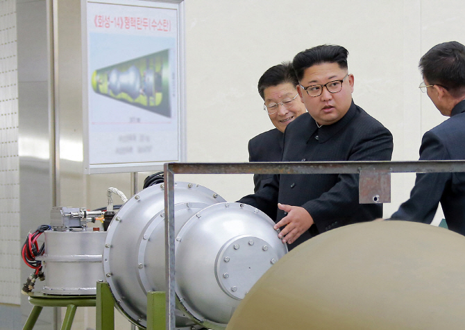 "韓, 6개월이면 '北 6차 핵실험' 수준 핵무기 은밀히 만들 수 있어"