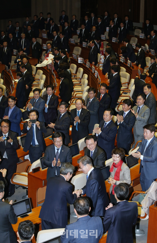 [포토]文 대통령 입장에 대조적인 더불어민주당-자유한국당