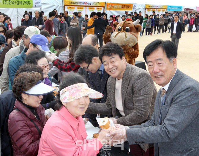 [포토] 111명에게 10m 대형 한우 버거 제공-한우자조금