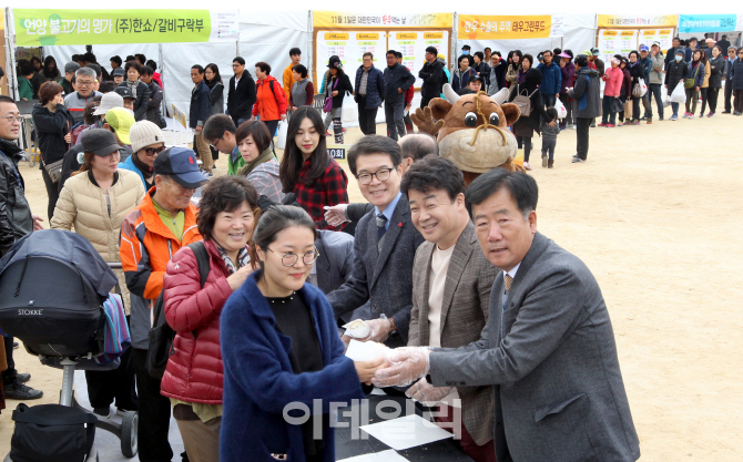 [포토] 111명에게 10m 대형 한우 버거 제공