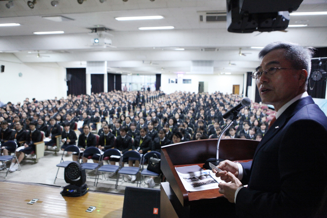 하영구 은행연합회장 “리더의 요건, 긍정적 사고·변화 주도·디테일"