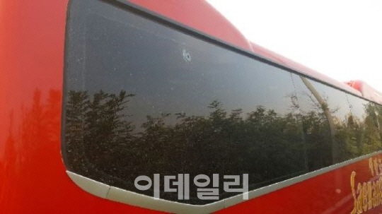 달리던 관광버스 유리창에 총알 '날벼락'