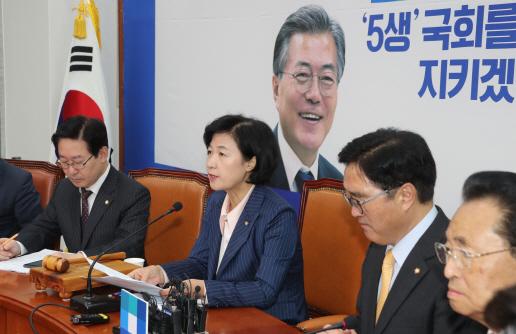 與 "국정원 특활비 상납, 박근혜 비자금 게이트" 융단폭격(종합)