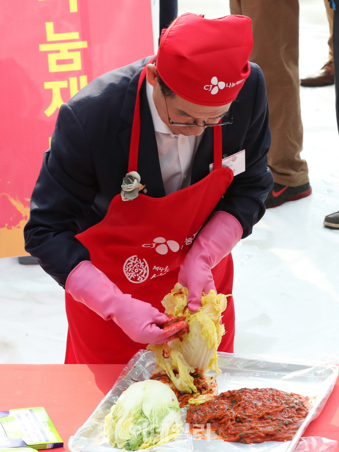 [포토]손수 김장김치 담그는 박원순 서울시장