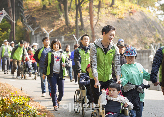 "걷는만큼 기부" 코오롱 '꿈을 향한 삼남길 트레킹' 펼쳐