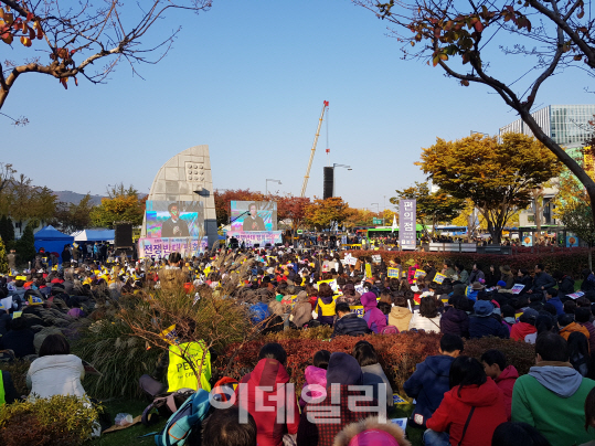 "한미군사훈련 중단" 트럼프 방한 앞두고 도심서 반전집회