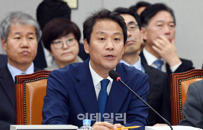 [포토]국감에서 질의에 답하는 임종석 대통령 비서실장