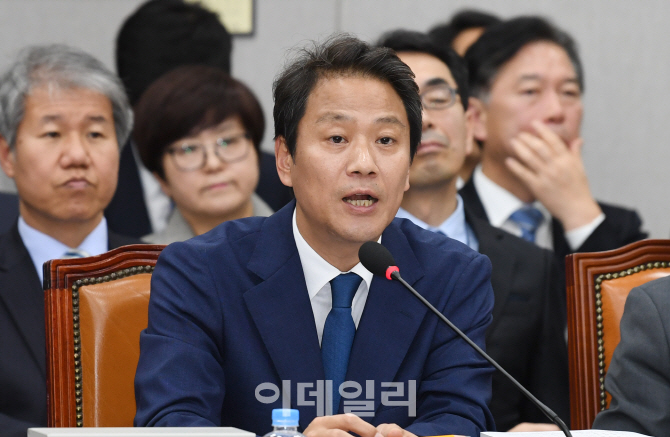 [포토]국정감사 질의에 답하는 임종석 대통령 비서실장