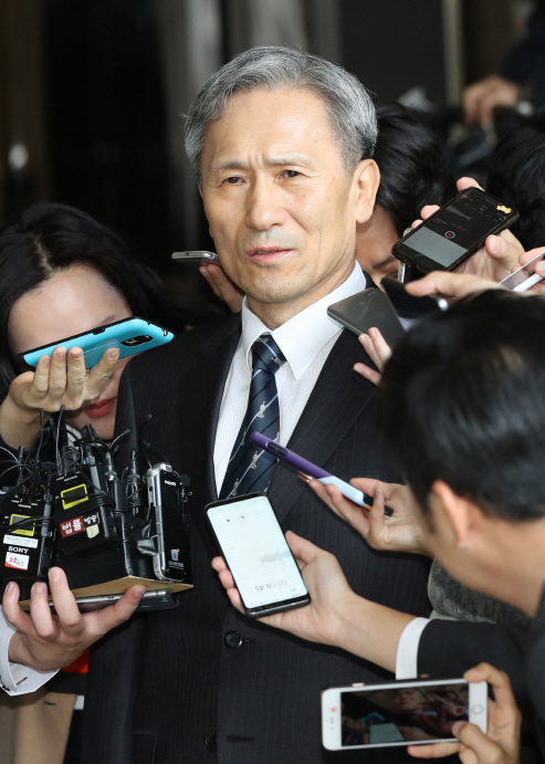 '군 댓글부대 총괄' 의혹 김관진 검찰 소환 "사이버사, 본연위치서 최선"