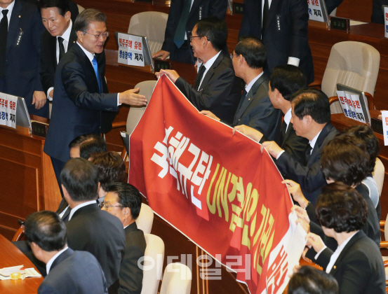 한국당 '현수막 시위' 文 '정면돌파' 與 '환호성'