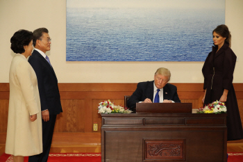 '방한' 트럼프, 청와대 방명록 작성.. '남긴 내용은?'