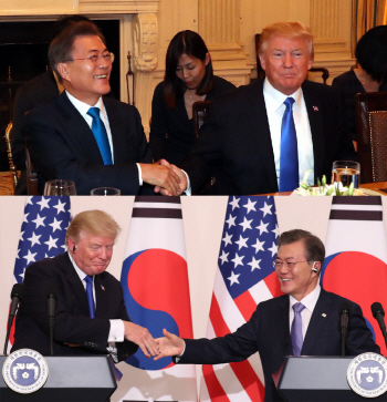 이번에도 파란넥타이..4달 전 기억 공유한 韓美