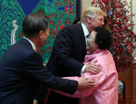 `트럼프 포옹` 위안부 피해 할머니 "일본, 건방지고 양심없어"