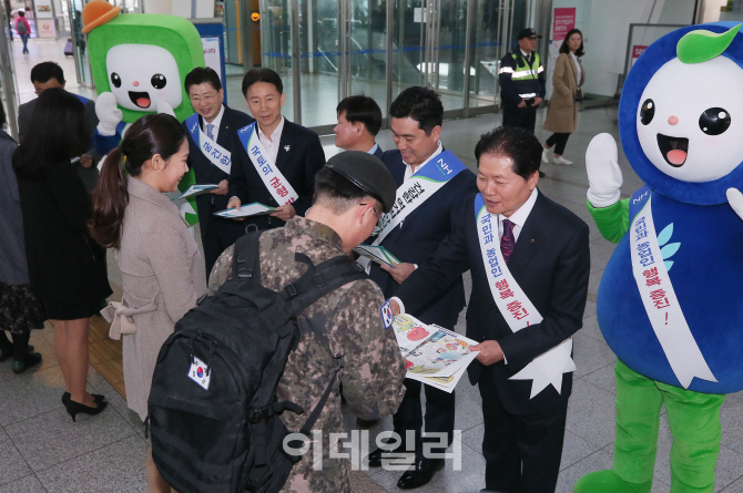 [포토]농협 ‘농업가치 헌법 반영 1000만 명 서명 운동’ 가두캠페인