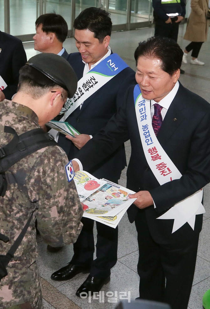 [포토]'농업가치 헌법반영 서명운동' 캠페인 참석한 김병원 회장