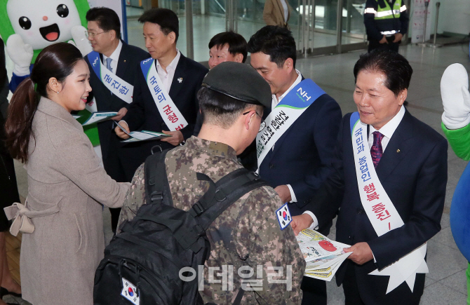 [포토]김병원 회장 '농업가치 헌법반영 서명운동'