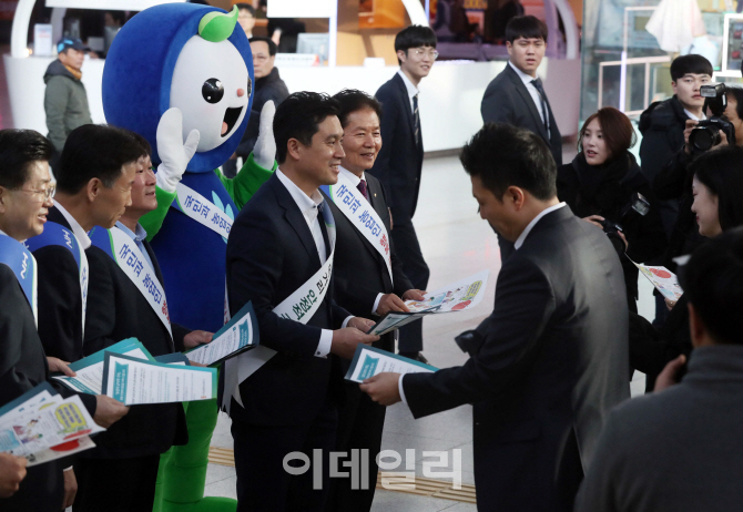 [포토]김병원 회장 '농업가치 헌법반영 서명 부탁드립니다'