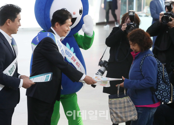 [포토]'농업가치 헌법반영' 중요성 알리는 김병원 회장