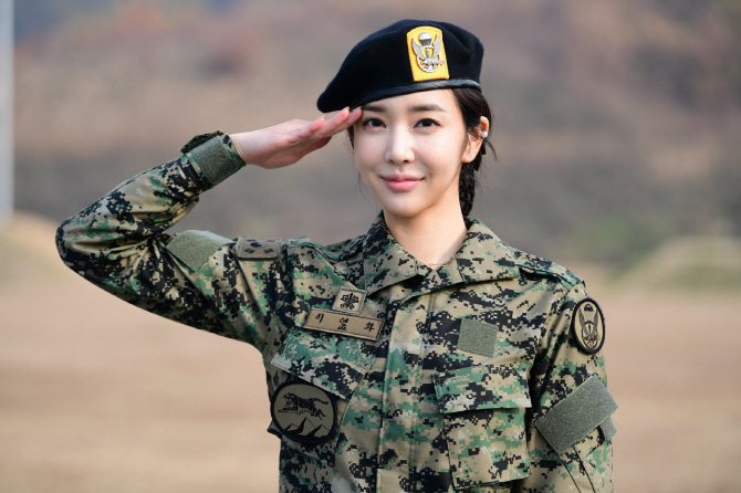 [포토] '머슬퀸' 이연화, 특전복-베레모 착용하고 경례