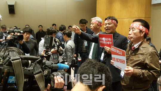 한미 FTA 공청회 파행..정부 "개최 완료" Vs 농민 "무산"(종합3)