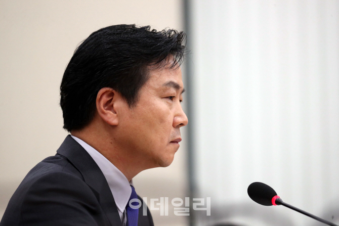 [포토]홍종학 중소벤처기업부 장관 후보자 '생각중'