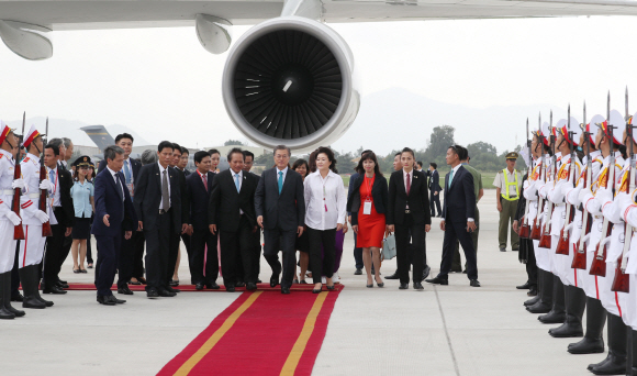 文대통령, 베트남 다낭 도착…APEC정상회의 참석·시진핑과 정상회담