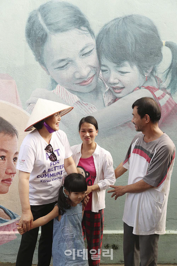  베트남 벽화마을서 다다네 가족과 사진찍는 김정숙 여사