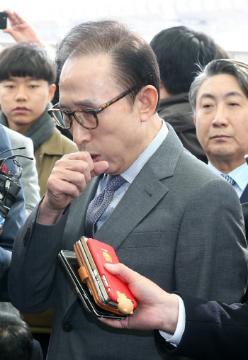 이명박 출국에도 계속되는 '출금' 청원..어떻게 생각하십니까?