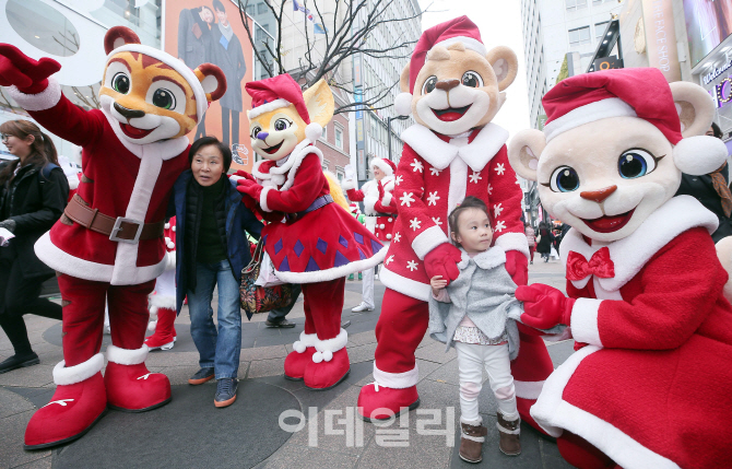 [포토]'명동에 등장한 동물산타'