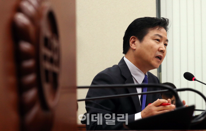 한국당 "홍종학 청문보고서 논의 위한 산자위 회의 불참"