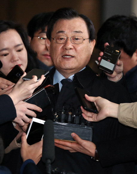 '청와대 상납 혐의' 이병기 전 국정원장 검찰조사 도중 체포