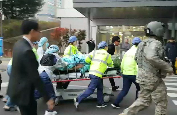 [포토] 병원으로 옮겨지는 귀순 북한병사