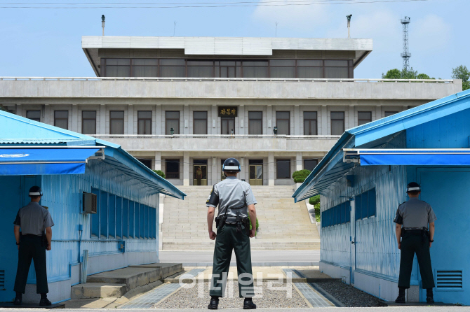 北 귀순 병사, 군용차 타고 MDL 접근…추격조로부터 무차별 총격