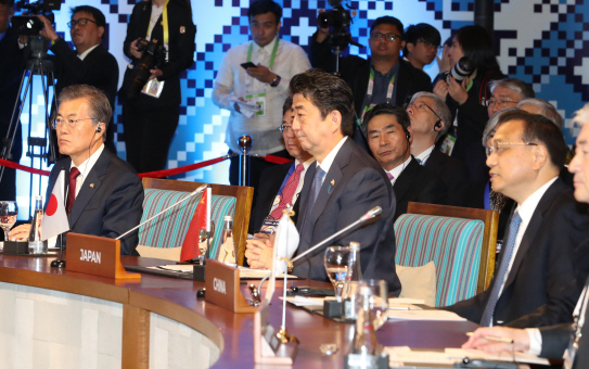 文대통령, 아세안+3 정상회의 참석…동아시아공동체 건설 기여